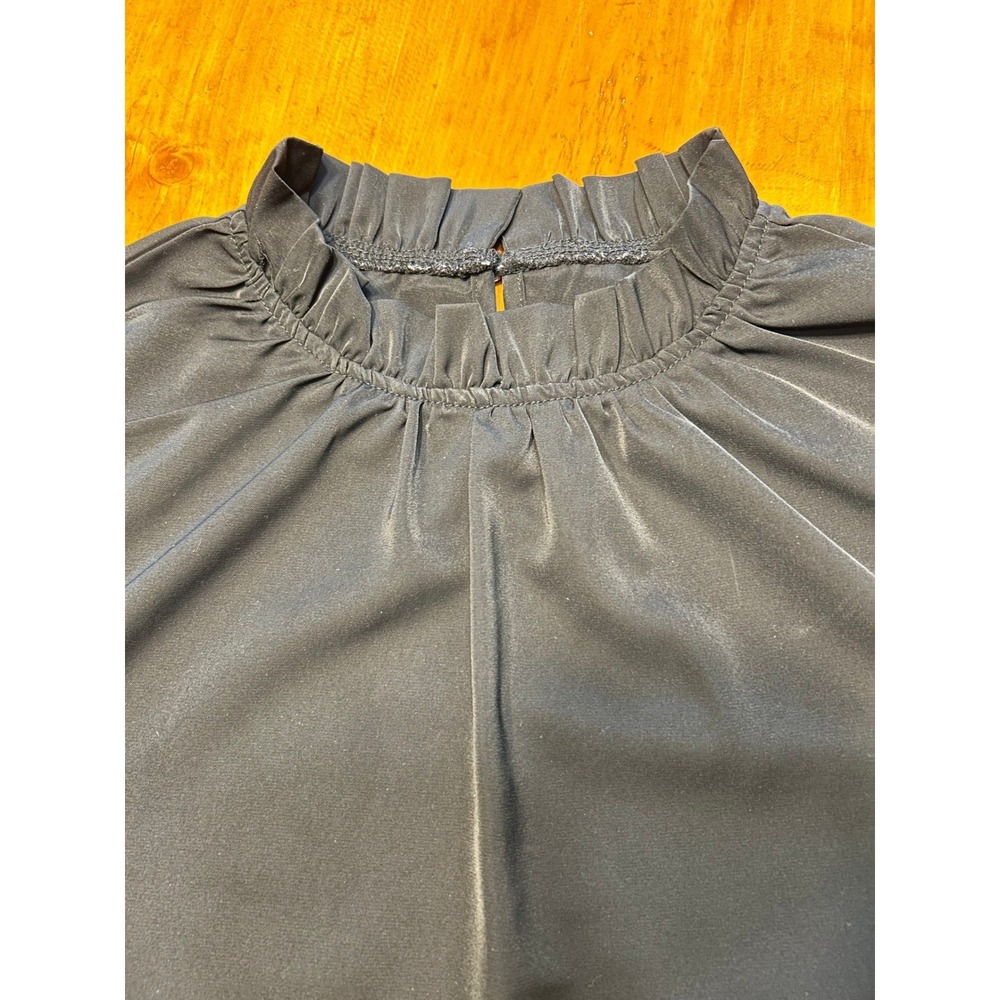 Quiet Luxury Preppy Black Sleeveless Ruffle Mock Neck Blouse Top Keyhole Back - Picture 7 of 9